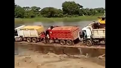 این ماشین ها چطور خنده دار داخل از رودخانه چپه میشن