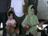 اجرای موسیقی سنتی درمرقد بابا طاهرتوسط دختربچه ایرانی وخواهرش