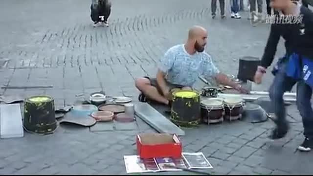 موسیقی خلاق خیابانی با سطل و دبه