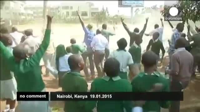 شلیک گاز اشک اور به دانش آموزان کنیا