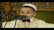عبدالرحمن فارح(حافظ کوچک)دعا میکند و رئیس جمهور الجزایر آمین میگوید.