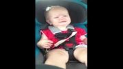واکنش عجیب کودک به آهنگ و قطع گریه