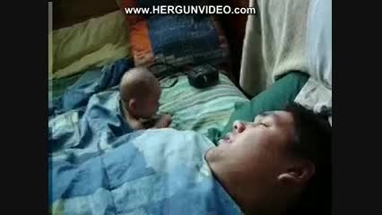 عواقب خوابیدن بچه با پدر (واقعا خنده دار )