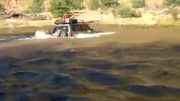 غرق شدن ماشین شاسی بلند در رودخانه و دوباره بیرون آمدن!