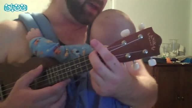 خوابیدن نوزاد با گیتار پدر!