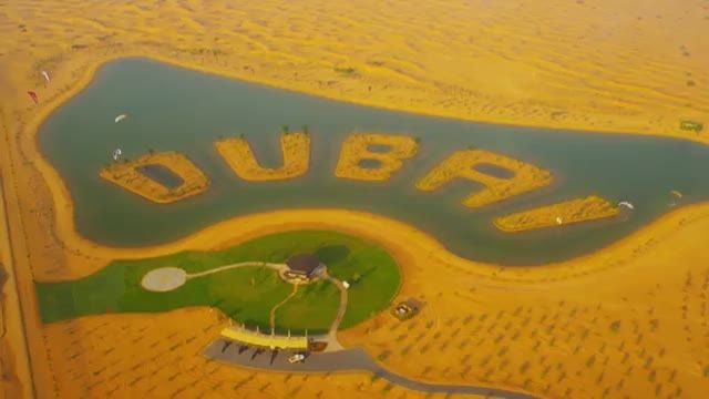 مسابقات پرواز با پاراموتور در آسمان دبی