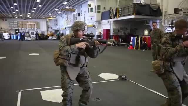 تمرینات تفنگداران دریایی امریکا در داخل ناو