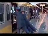 حمله و فشار  هنگام سوار شدن در متروهای ژاپن