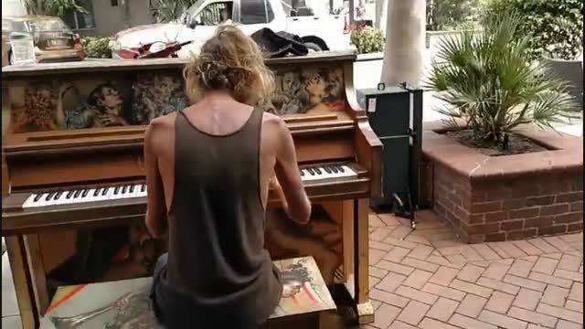 ویدیو مرد بیخانمانی که پیانو میزنه ببینید چقدرخوب میزنه