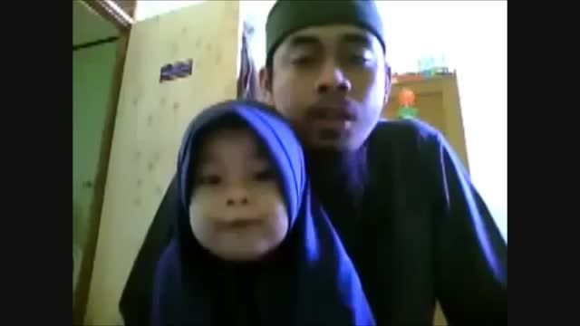 این خوشکل اندونزیایی چطور با مزه قرآن میخونه ...