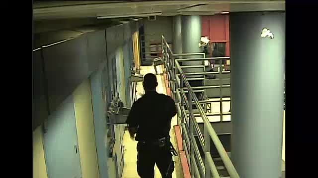 ویدئوی فاش شده از خشونت در زندان ریکرز آمریکا