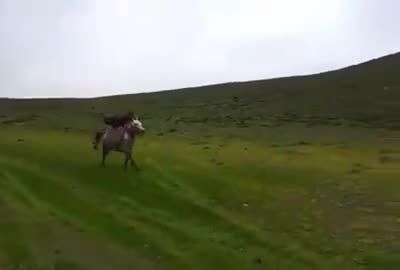 بدون پا سوار ب اسب شد