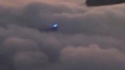 مشاهده جسمی عجیب در آسمان از داخل هواپیما