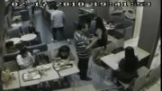 شکار لحظه دزدی کیف یک زن در تایلند، توسط دوربین مدار بسته.