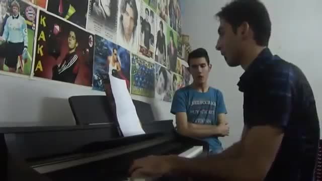 ‫خوانندگی بسیار زیبای جوان ایرانی با همراهی پیانو‬&lrm;