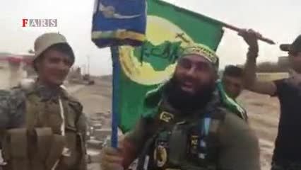 مسخره کردن پرچم داعش با پوشک بچه(ابوعزرائیل)