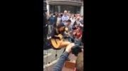 گیتار زدن خیابانی