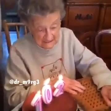 مادر بزرگ میخواد شمعها رو فوت كنه كه.......
