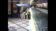 درگیری وکتک کاری دودختر در ایستگاه مترو!!!