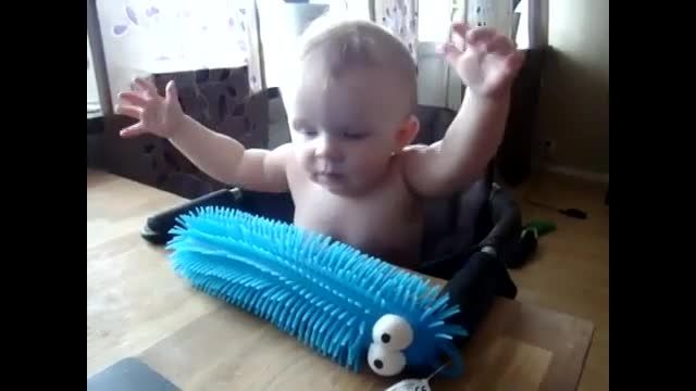 ترس بچه از اسباب بازیش