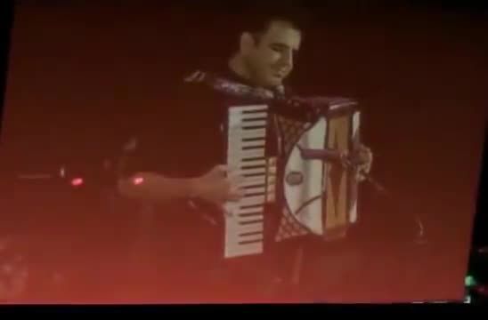 اجرای آهنگ شونه های بی لباس مازیارفلاحی در کنسرت