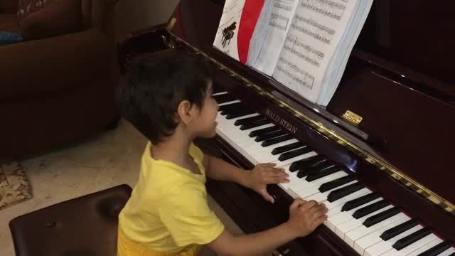 آواز خوانی کیان همراه با نواختن پیانو
