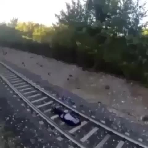 ویدیو هیجانی قطار و رد شدن از روی فرد در ریل