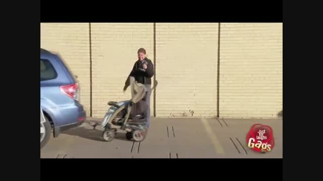 دوربین مخفی گیرکردن کالسکه بچه به ماشین-Motefavetha.com