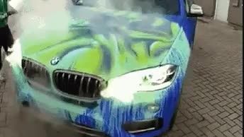 تغییر رنگ BMW M6 با پاشیدن آب