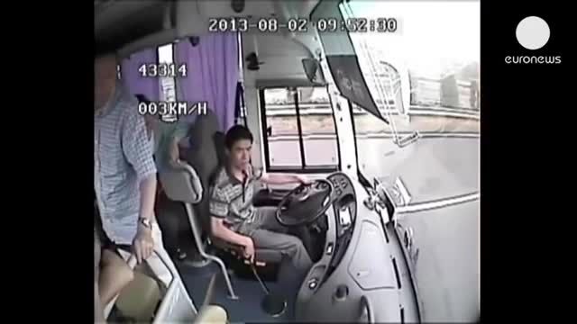حادثه وحشتناک از تصادف یک اتوبوس در چین !!