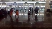بازی کودک در ایستگاه قطار