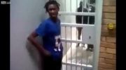 فرار دیدنی پسر سیاهپوست از درب زندان !!