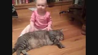 بچه کوچولو با دوست گربش:)