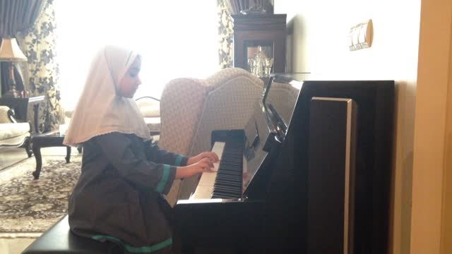 پیانیست جوان-لیانا باقری نیا-کریسمس مبارک(سرود انگلیسی)