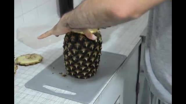 روش آسان و سریع پوست کندن و قاچ کردن آناناس !!