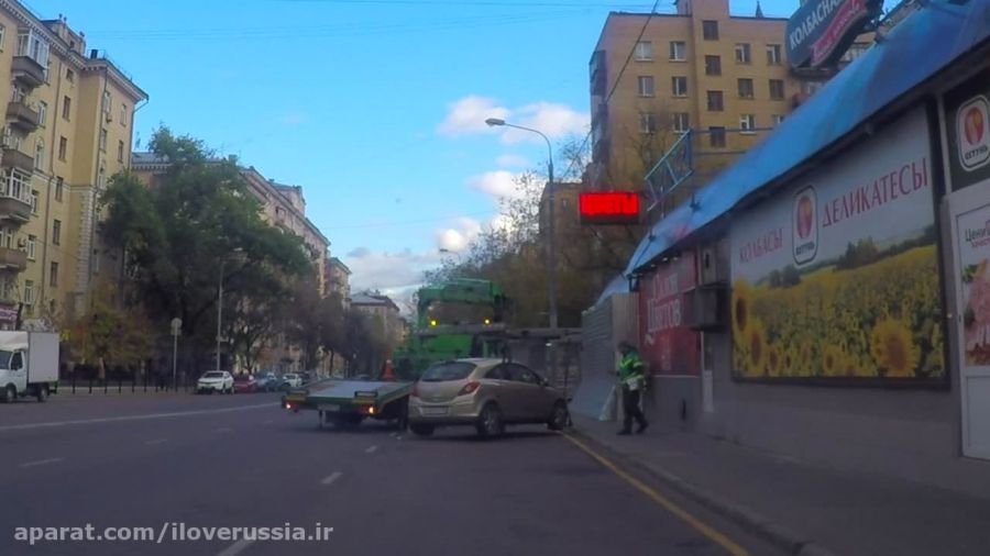 حمل ماشین متخلف توسط جرثقیل در مسکو