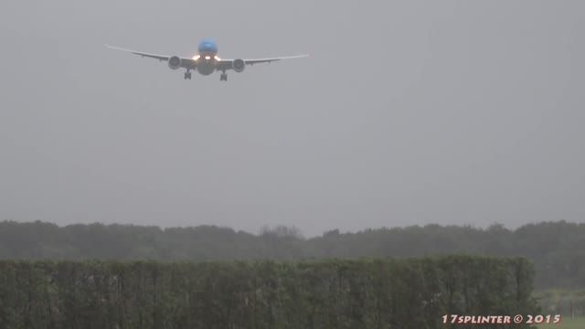 فرود آمدن یک بوئینگ 777 در یک طوفان 75 مایل بر ساعت