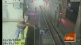 نجات معجزه اسای یک زن در مترو
