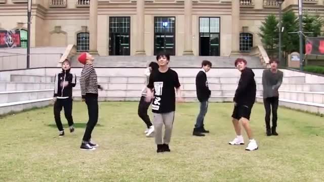 تمرین رقص آهنگ War of Hormone از BTS