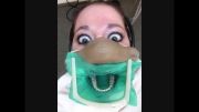 دختر در دندانپزشکی.