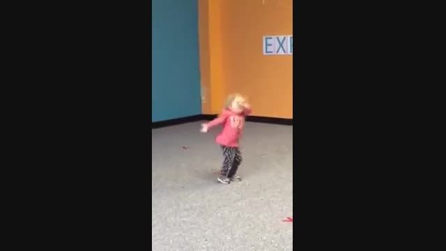 رقصیدن دختربچه