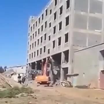 تخریب شدن ساختمان با ماشین .....ناگهانی