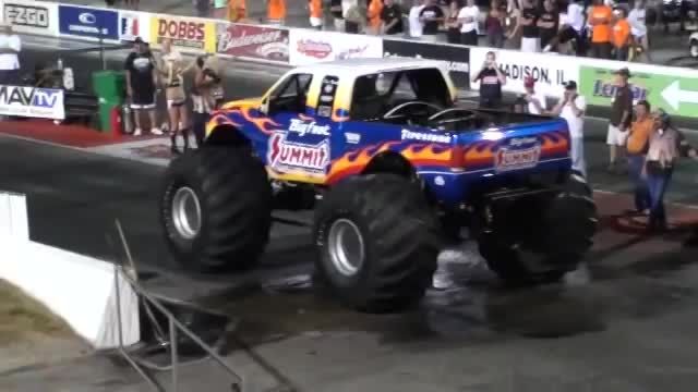 BIGFOOT Monster Truck drag racing