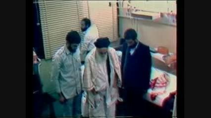 نماز امام خمینی در بیمارستان در حال بیماری