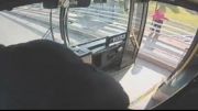 هشیاری راننده اتوبوس و جلوگیری او از خودکشی یک زن