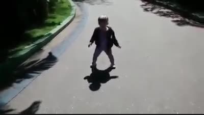 بچه اى كه از سایه خودش میترسه !