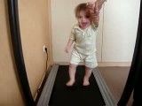 دویدن بچه 1 ساله روی تردمیل
