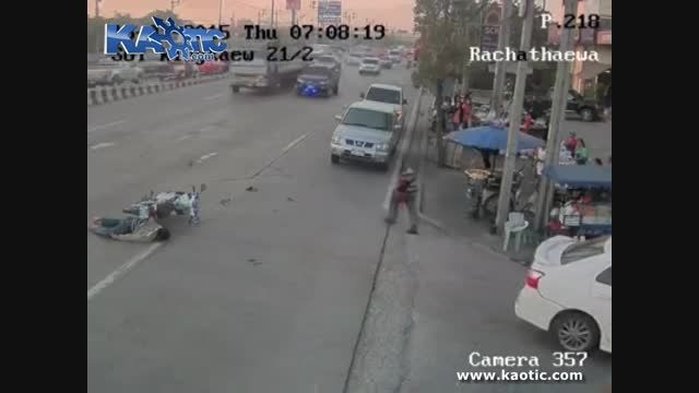 تصادف موتورسوار با ماشین ...!