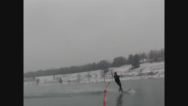 اسکی روی آب در زمستان و برف