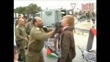 ضرب و شتم یک فعال صلح توسط یک سرهنگ اسرائیلی
